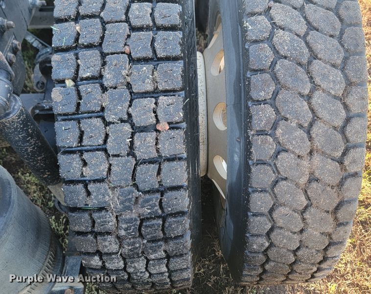 image for item JW9632 2009 Volvo VNM  semi truck