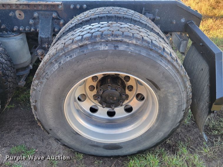 image for item JW9632 2009 Volvo VNM  semi truck