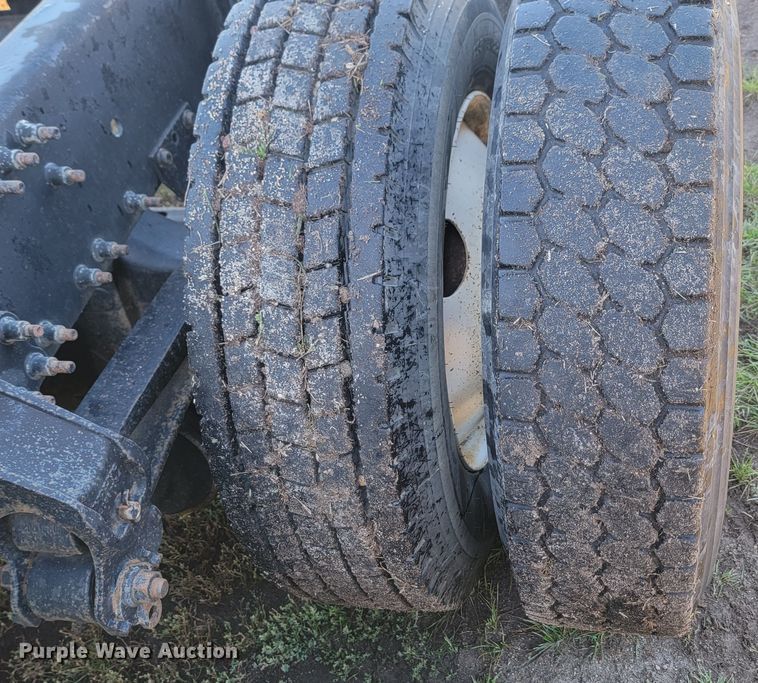 image for item JW9632 2009 Volvo VNM  semi truck