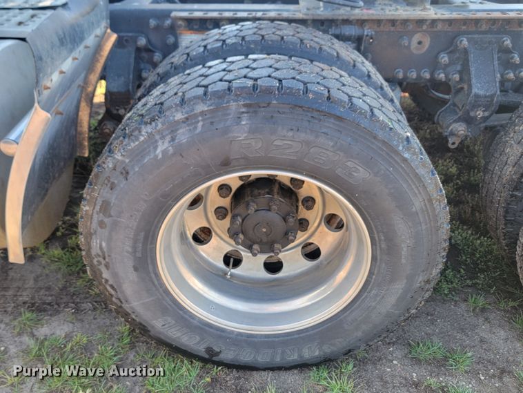 image for item JW9632 2009 Volvo VNM  semi truck