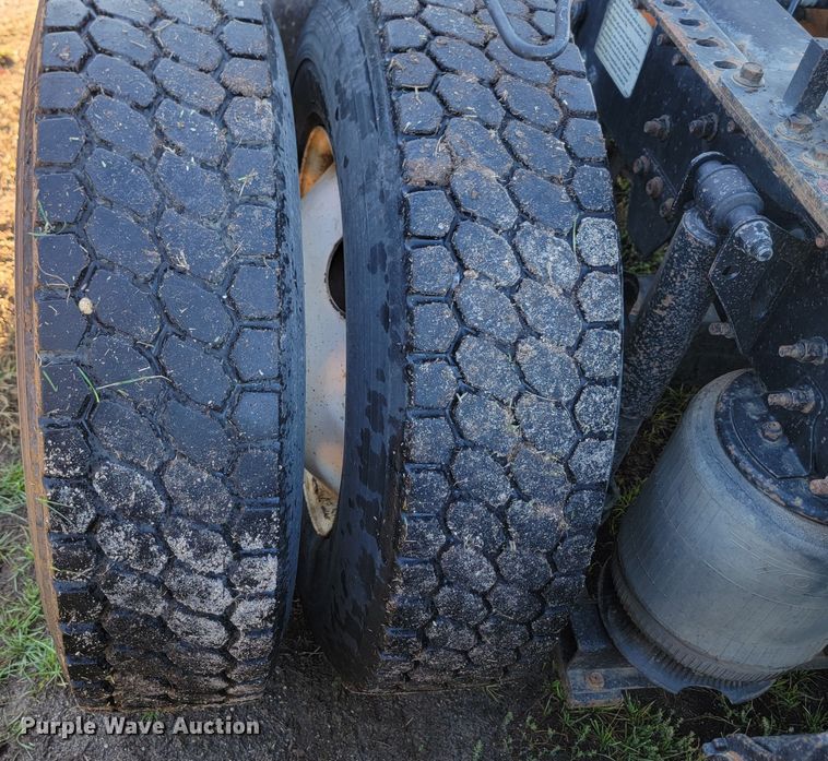 image for item JW9632 2009 Volvo VNM  semi truck