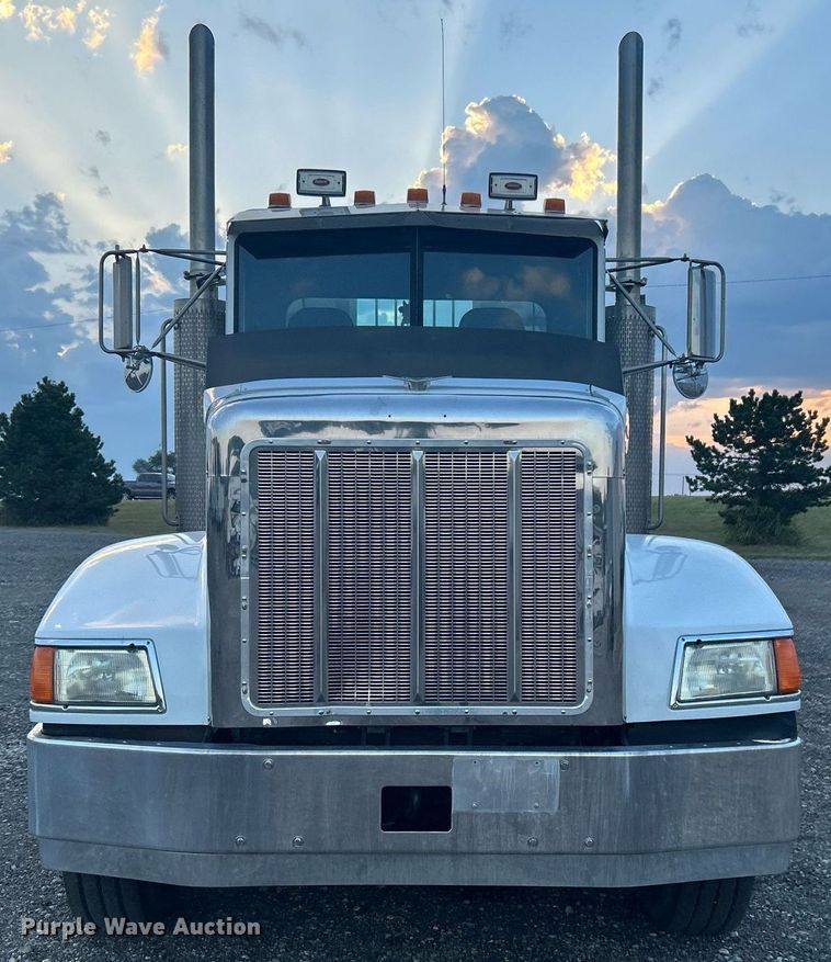 image for item KW9037 2003 Peterbilt 385  semi truck