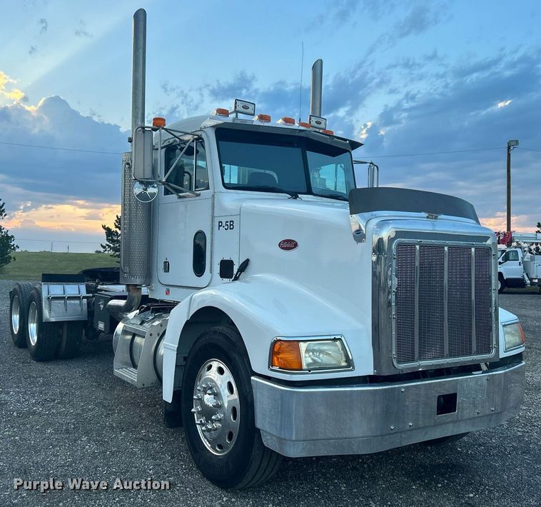 image for item KW9037 2003 Peterbilt 385  semi truck