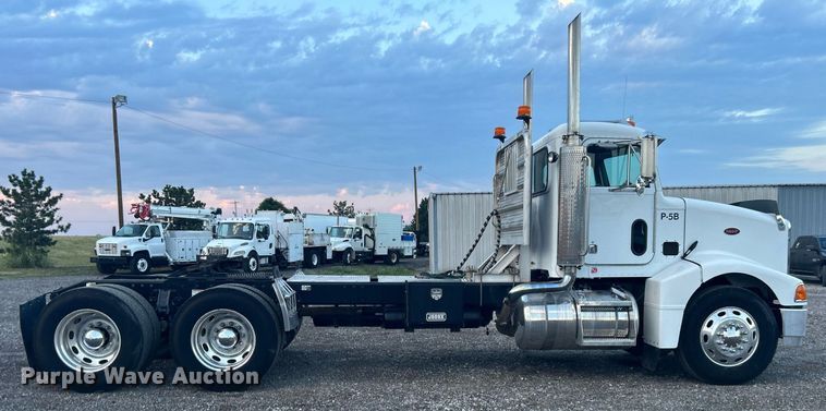 image for item KW9037 2003 Peterbilt 385  semi truck