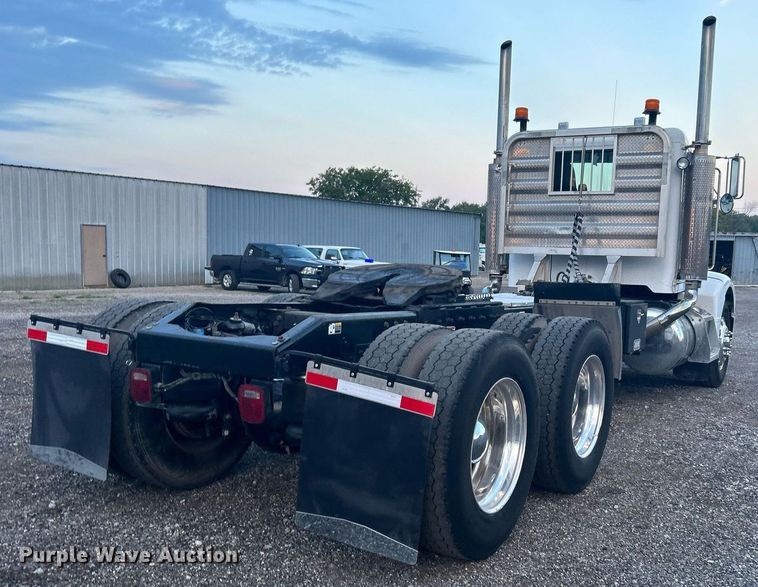 image for item KW9037 2003 Peterbilt 385  semi truck