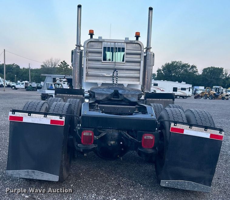 image for item KW9037 2003 Peterbilt 385  semi truck