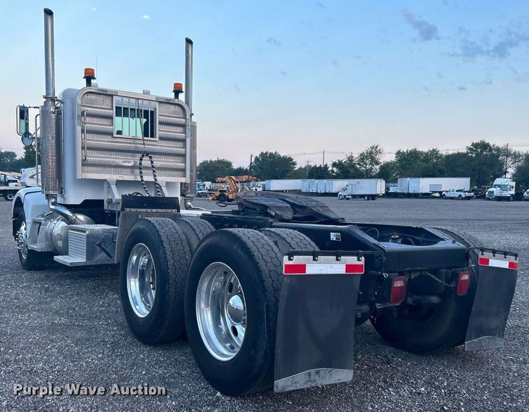 image for item KW9037 2003 Peterbilt 385  semi truck
