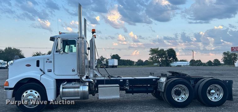 image for item KW9037 2003 Peterbilt 385  semi truck