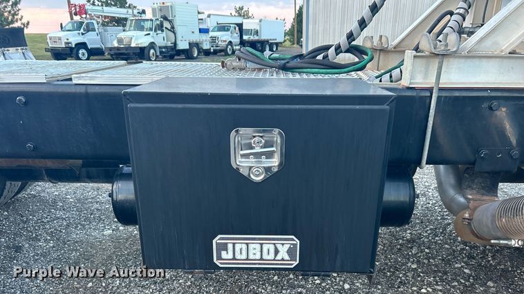 image for item KW9037 2003 Peterbilt 385  semi truck