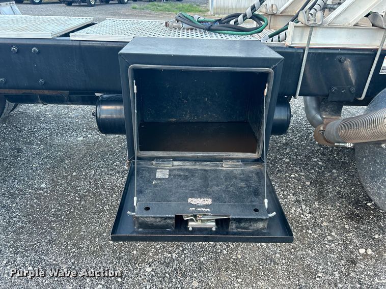 image for item KW9037 2003 Peterbilt 385  semi truck