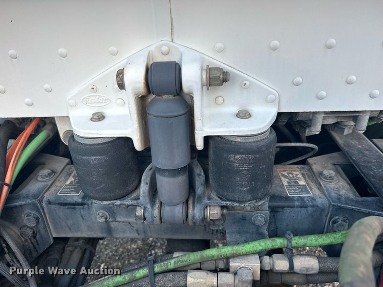 image for item KW9037 2003 Peterbilt 385  semi truck