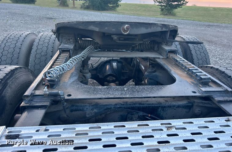 image for item KW9037 2003 Peterbilt 385  semi truck