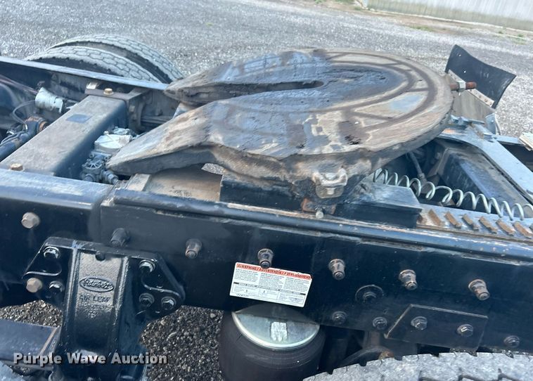 image for item KW9037 2003 Peterbilt 385  semi truck