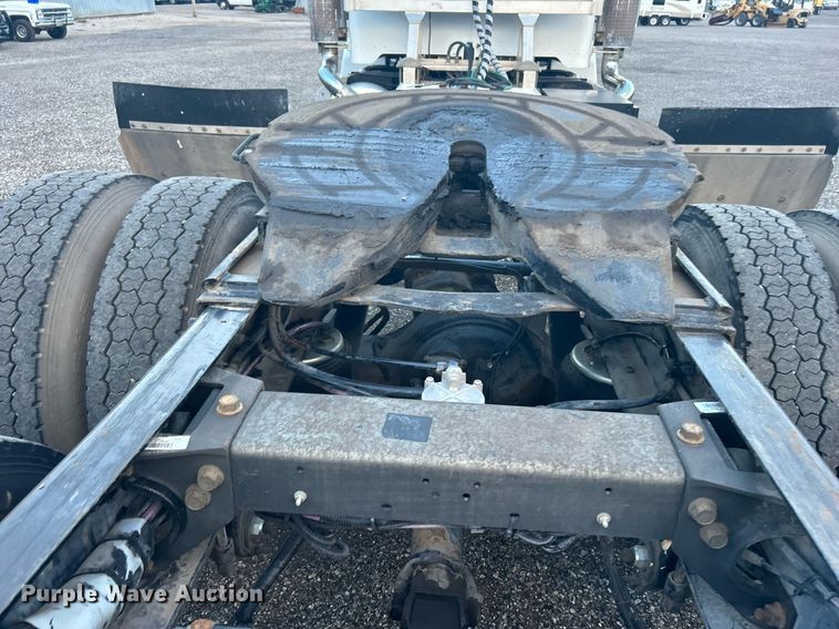 image for item KW9037 2003 Peterbilt 385  semi truck