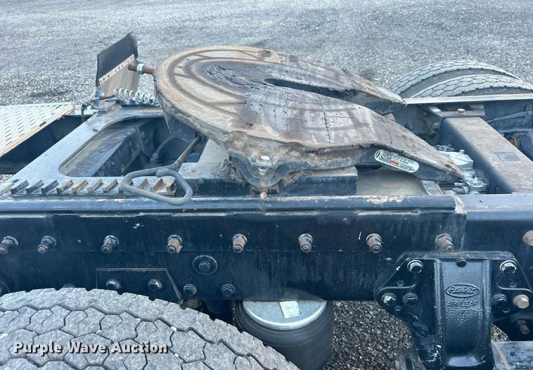 image for item KW9037 2003 Peterbilt 385  semi truck