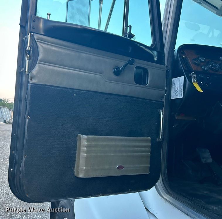 image for item KW9037 2003 Peterbilt 385  semi truck