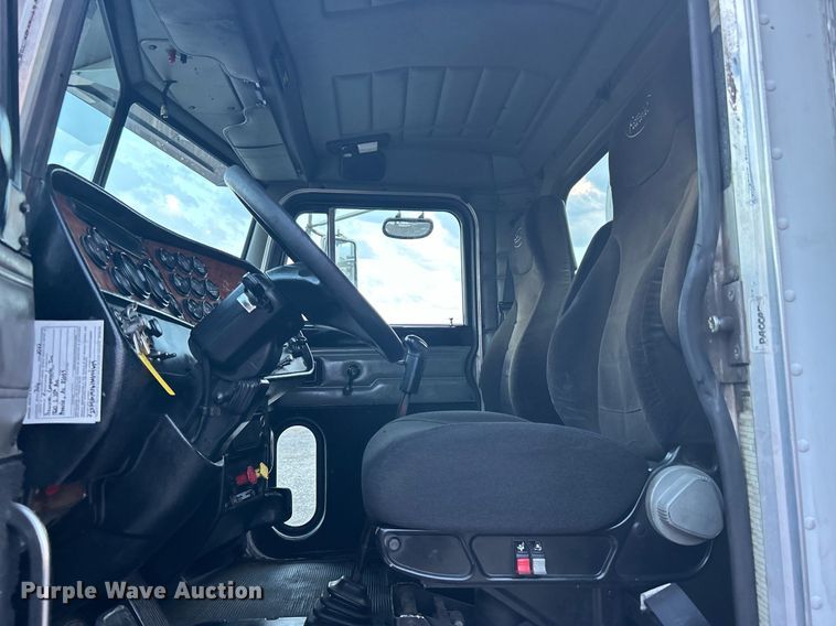 image for item KW9037 2003 Peterbilt 385  semi truck