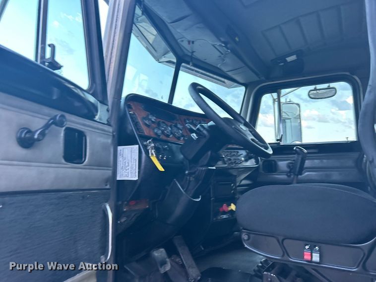 image for item KW9037 2003 Peterbilt 385  semi truck