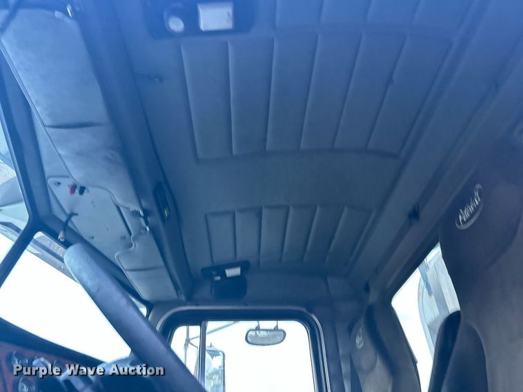 image for item KW9037 2003 Peterbilt 385  semi truck