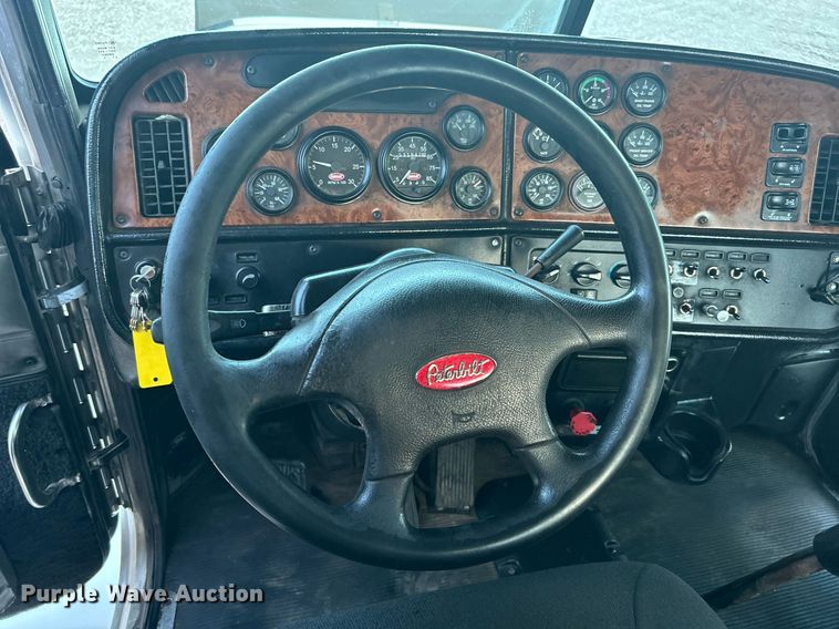 image for item KW9037 2003 Peterbilt 385  semi truck