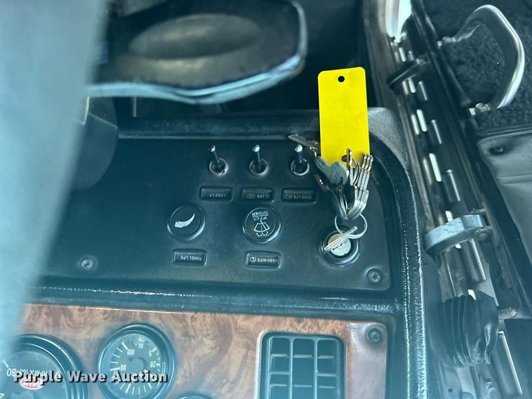 image for item KW9037 2003 Peterbilt 385  semi truck