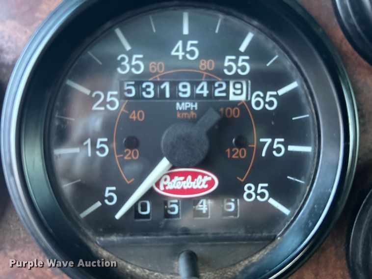 image for item KW9037 2003 Peterbilt 385  semi truck