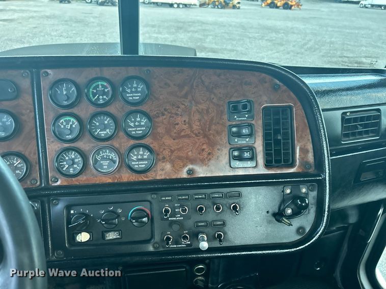 image for item KW9037 2003 Peterbilt 385  semi truck