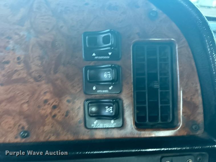 image for item KW9037 2003 Peterbilt 385  semi truck