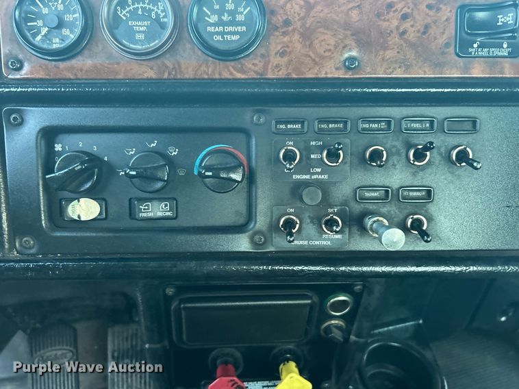 image for item KW9037 2003 Peterbilt 385  semi truck