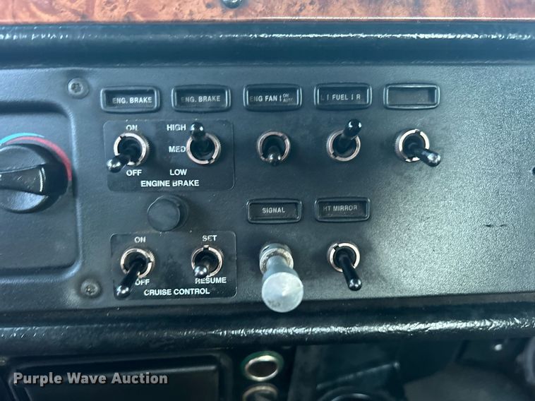 image for item KW9037 2003 Peterbilt 385  semi truck