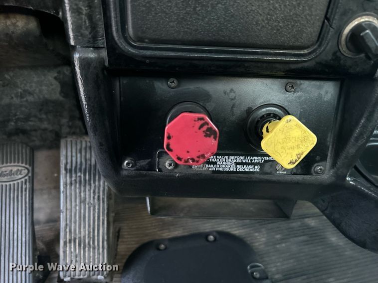 image for item KW9037 2003 Peterbilt 385  semi truck