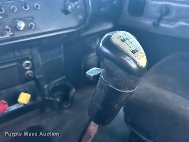 image for item KW9037 2003 Peterbilt 385  semi truck