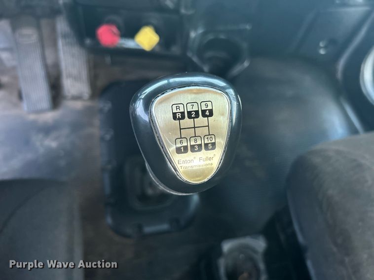 image for item KW9037 2003 Peterbilt 385  semi truck