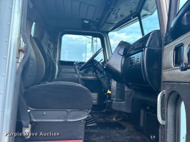 image for item KW9037 2003 Peterbilt 385  semi truck