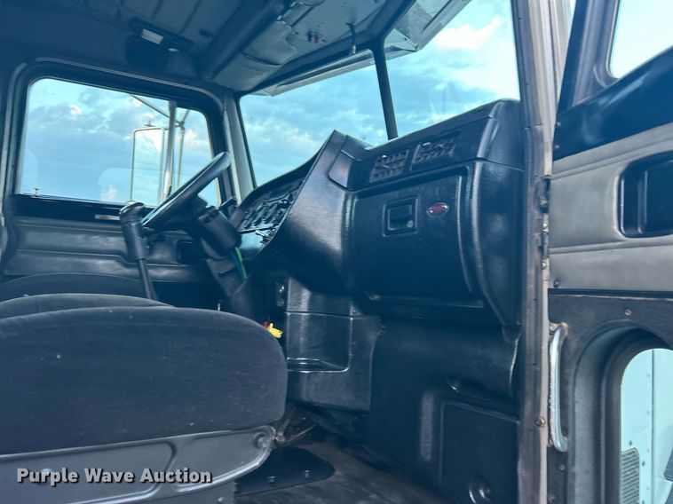 image for item KW9037 2003 Peterbilt 385  semi truck