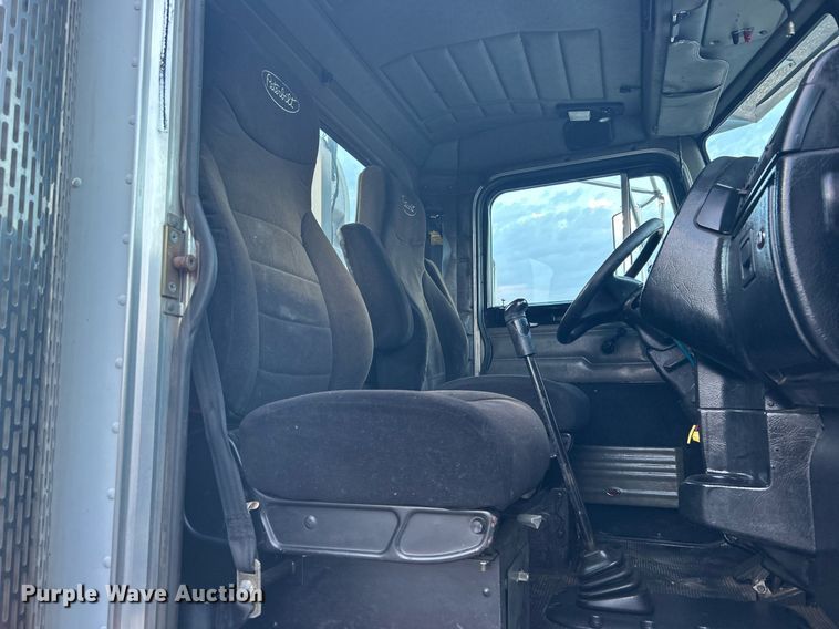 image for item KW9037 2003 Peterbilt 385  semi truck