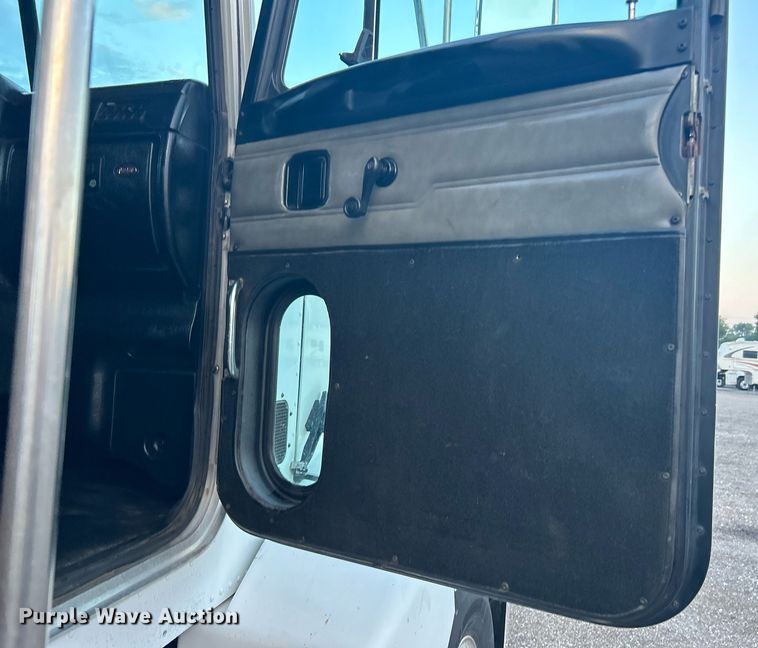 image for item KW9037 2003 Peterbilt 385  semi truck