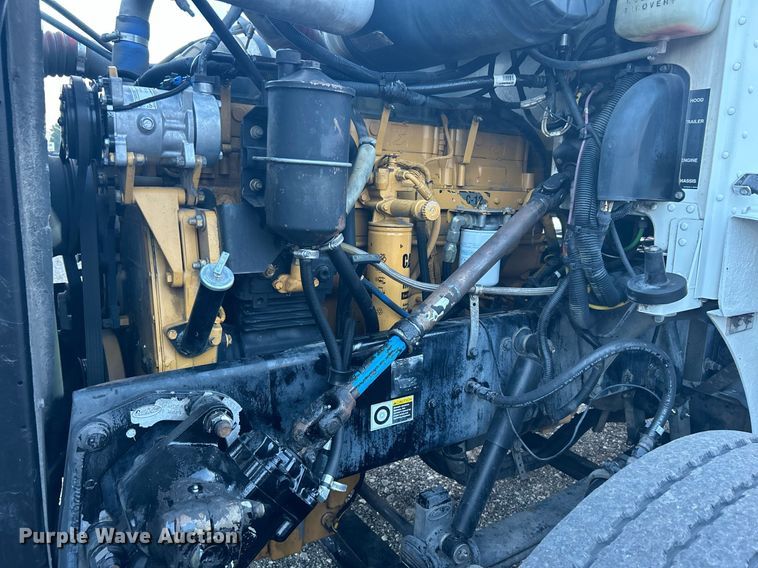 image for item KW9037 2003 Peterbilt 385  semi truck