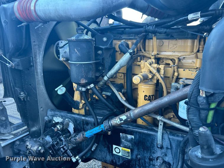 image for item KW9037 2003 Peterbilt 385  semi truck