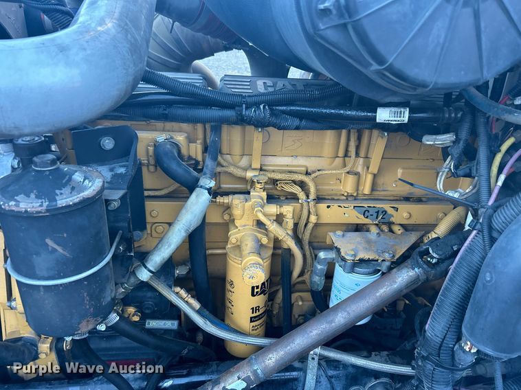 image for item KW9037 2003 Peterbilt 385  semi truck