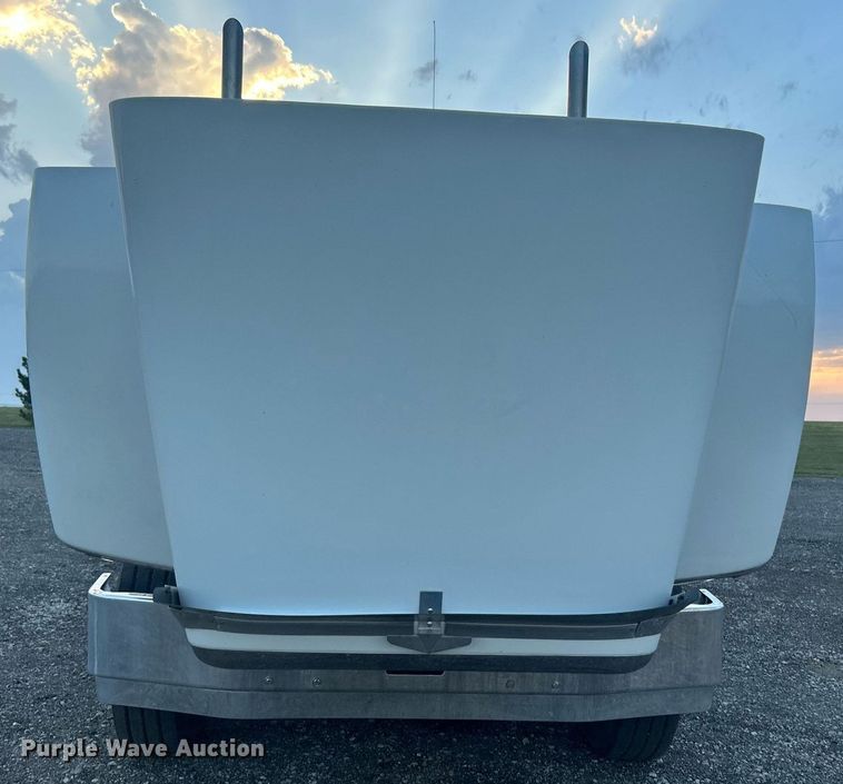 image for item KW9037 2003 Peterbilt 385  semi truck