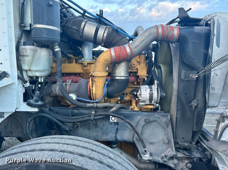 image for item KW9037 2003 Peterbilt 385  semi truck