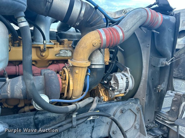 image for item KW9037 2003 Peterbilt 385  semi truck