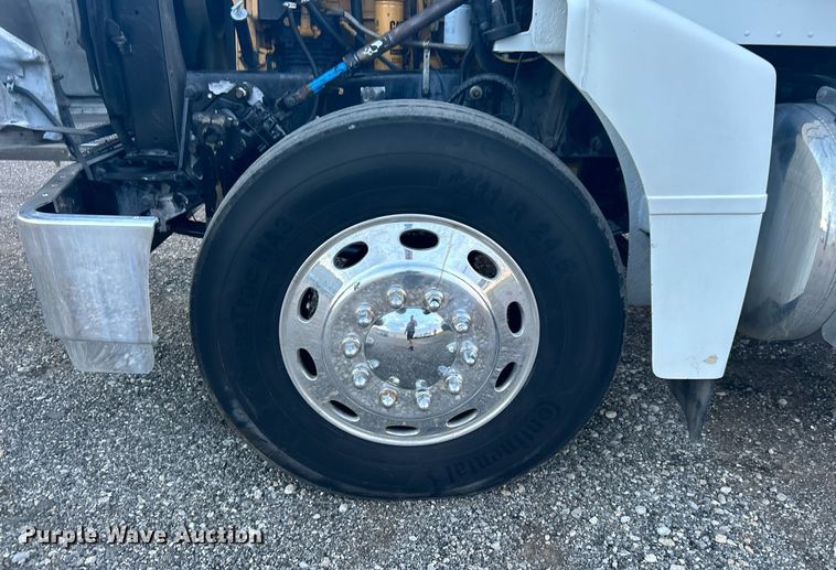 image for item KW9037 2003 Peterbilt 385  semi truck