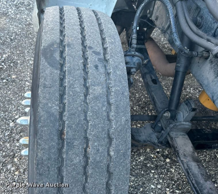 image for item KW9037 2003 Peterbilt 385  semi truck