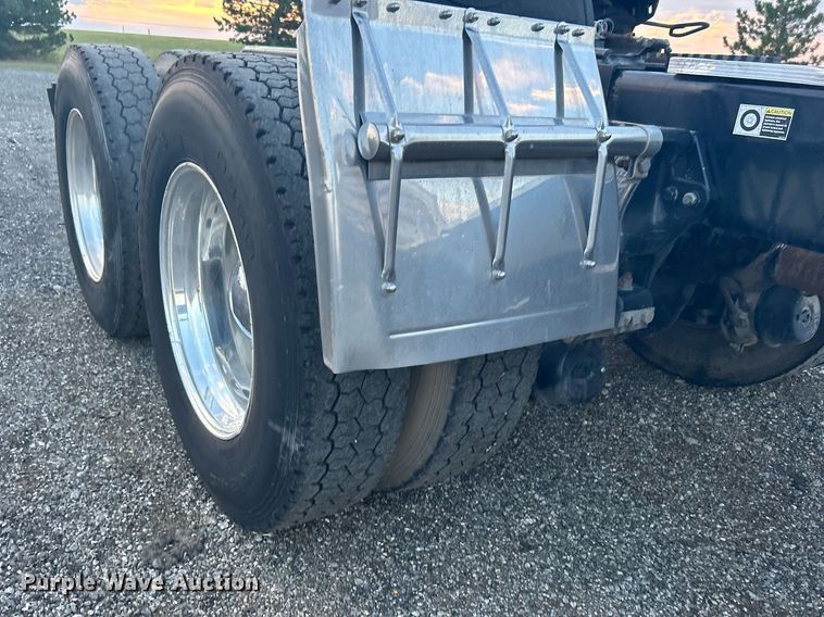 image for item KW9037 2003 Peterbilt 385  semi truck