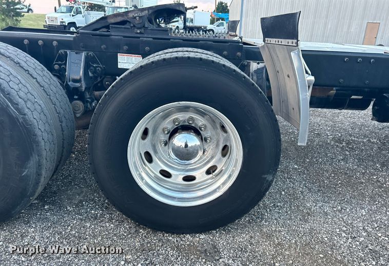 image for item KW9037 2003 Peterbilt 385  semi truck