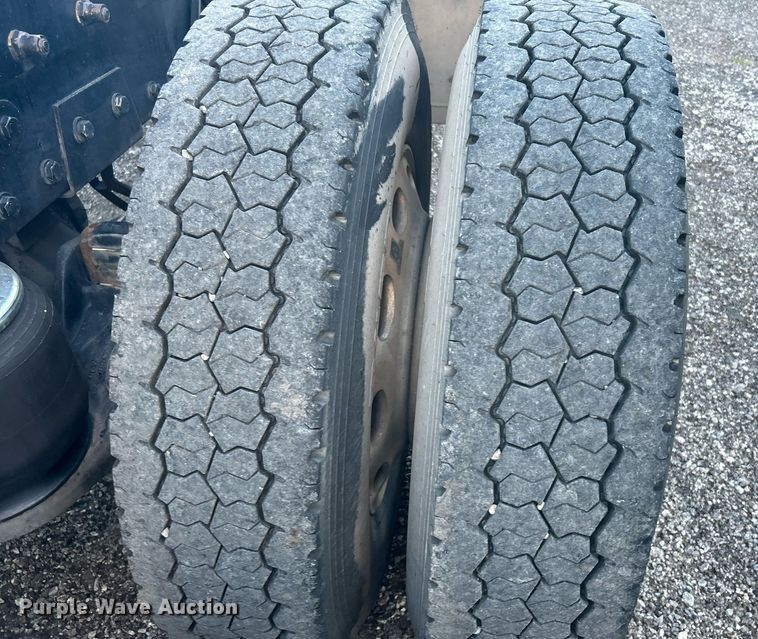 image for item KW9037 2003 Peterbilt 385  semi truck