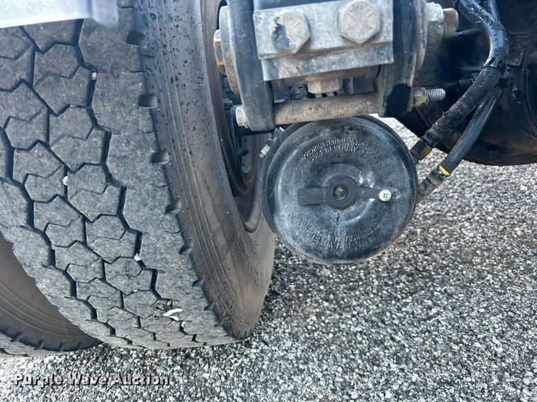 image for item KW9037 2003 Peterbilt 385  semi truck