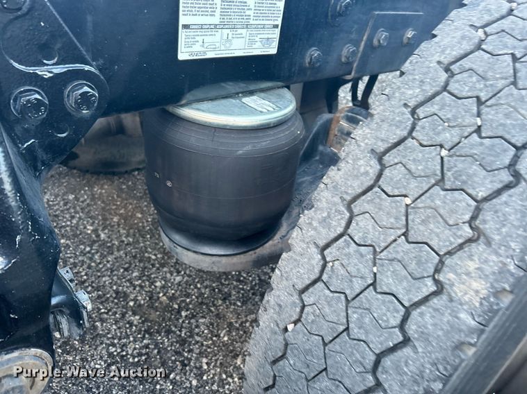 image for item KW9037 2003 Peterbilt 385  semi truck